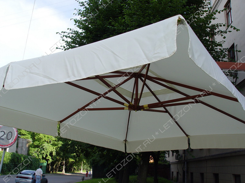 Фото большого тента светлобежевого цвета от зонта с боковой опорой
